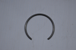 Кольцо стопорное поршневого пальца ISF2.8 (ОРИГИНАЛ) (О+)